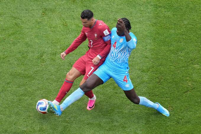 Ronaldo (áo đỏ) tranh bóng trong trận ra quân World Cup 2026, Bồ Đào Nha 1-1 CHDC Congo, trên sân NRG ở Houston, Mỹ tối 17/6. Ảnh: AP