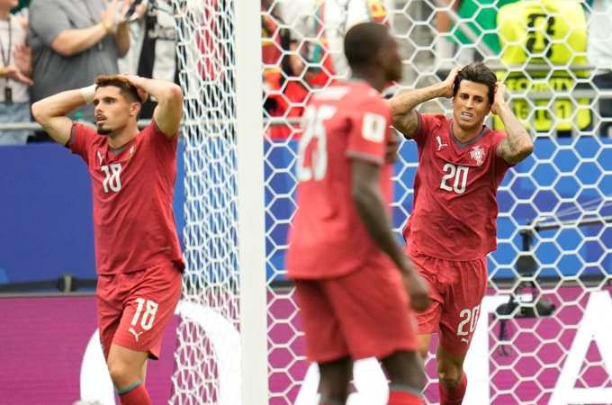Pedro Neto (trái) và Joao Cancelo phản ứng trong trận Bồ Đào Nha hòa CHDC Congo ở lượt đầu bảng K World Cup 2026 tại Houston, Texas, Mỹ ngày 17/6/2026. Ảnh: AP