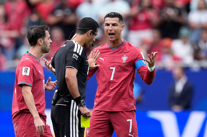 Cristiano Ronaldo tranh luận với trọng tài Abdulrahman Al-Jassim (Qatar) sau khi ông rút thẻ vàng phạt Bernardo Silva trong trận đấu bảng K World Cup 2026 giữa Bồ Đào Nha và CHDC Congo tại Houston, ngày 17/6/2026. Ảnh: AP