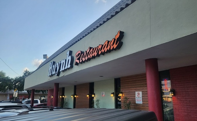 Mặt tiền nhà hàng Huynh Restaurant ở Houston, bang Texas, Mỹ. Ảnh: Instagram/prosehardyyard