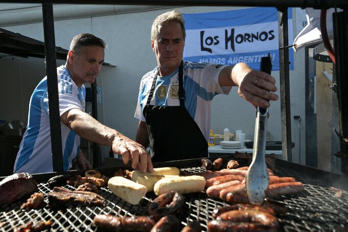 Nhân viên nhà hàng Argentina ở Kansas City, Mỹ, chuẩn bị asado phục vụ khách, ngày 14/6. Ảnh: AFP