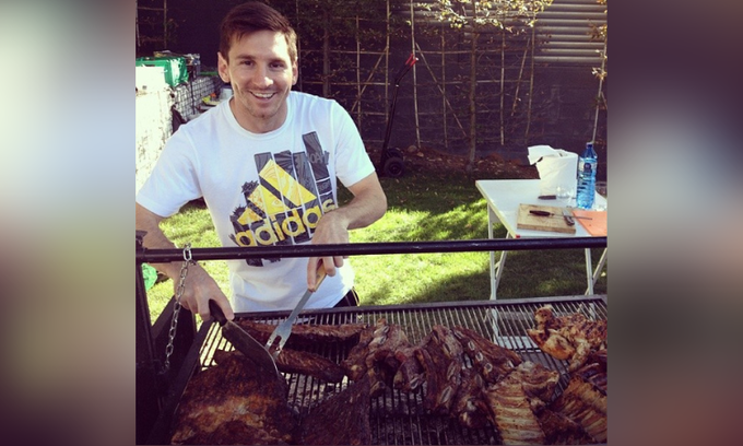 Messi nướng thịt asado sau trận thắng Real Madrid 2-1 tháng 10/2013. Ảnh: Instagram/leomessi