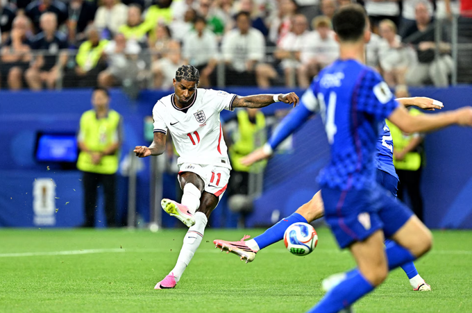 Marcus Rashford đặt lòng ấn định chiến thắng. Ảnh: Reuters