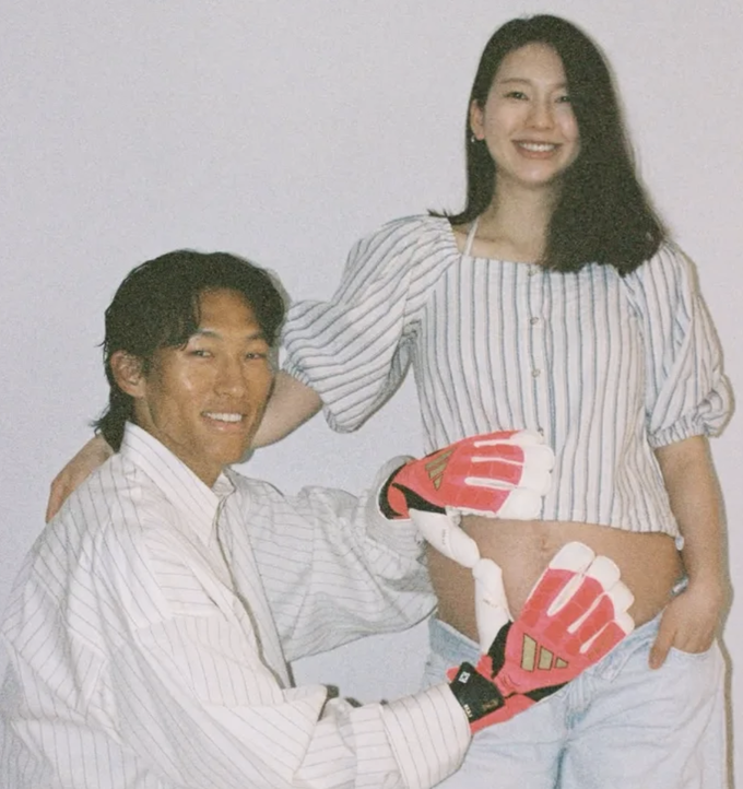 Thủ môn Kim Seung-gyu chụp ảnh kỷ niệm cùng vợ trước khi cùng tuyển Hàn Quốc dự World Cup 2026. Ảnh: Molly Darlington