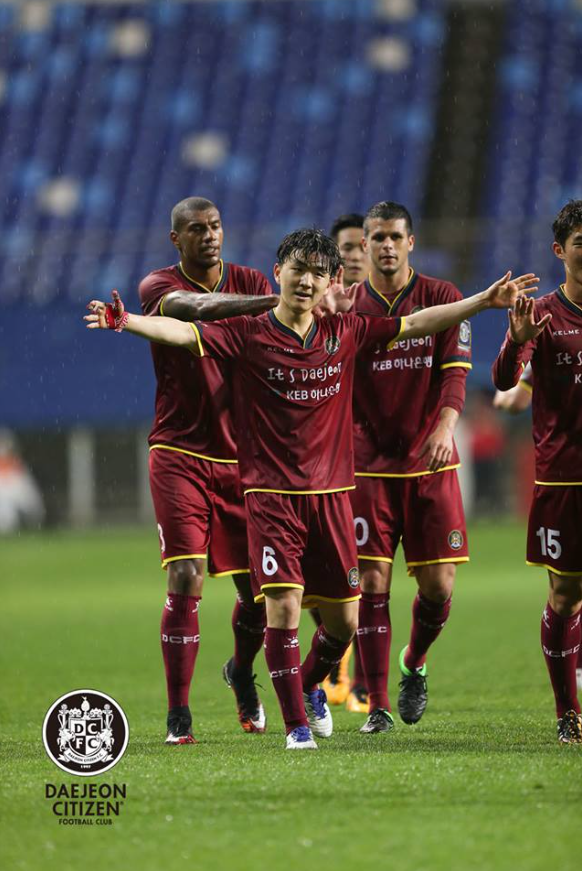 Alvaro Silva (phải) và Hwang In-beom (giữa) trong màu áo Daejeon Citizen. Ảnh: Daejeon Citizen