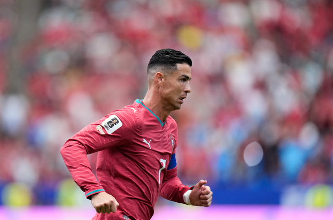 Ronaldo di chuyển trong trận. Ảnh: AP