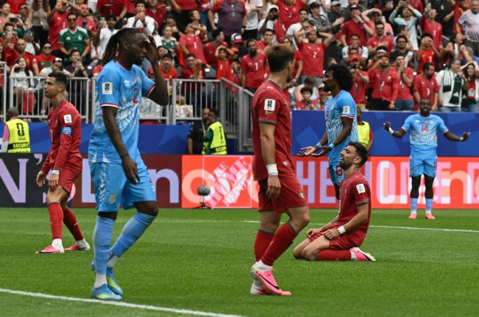 Bruno Fernandes quỳ xuống tiếc nuối sau tình huống Cristiano Ronaldo sút ra ngoài ở phút 68. Ảnh: AFP