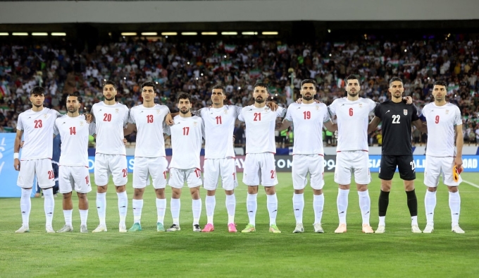 Cầu thủ Iran xếp hàng trước trận gặp Triều Tiên ở bảng A vòng loại World Cup khu vực châu Á, trên sân Azadi, thành phố Tehran, Iran tối 10/6/2025. Ảnh: Reuters