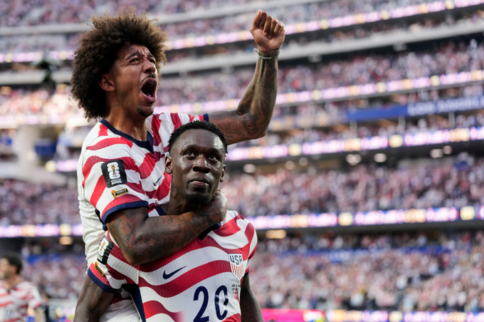 Chris Richards (trên) chia vui với Folarin Balogun trong trận Mỹ thắng Paraguay ở lượt đầu bảng D World Cup 2026 tại Inglewood, gần Los Angeles, ngày 12/6/2026. Ảnh: AP