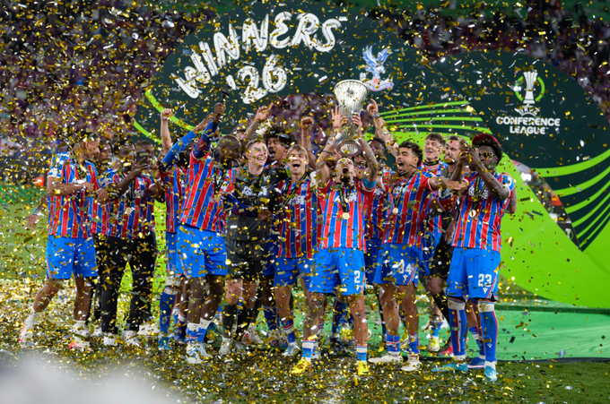 Chris Richards cùng Crystal Palace mừng chức vô địch Europa Conference League tại Leipzig, Đức ngày 27/5/2026. Ảnh: AP