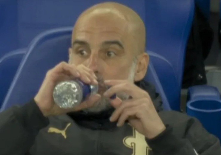 Pep Guardiola tỏ ra thất thần khi chứng kiến Man City đánh rơi điểm số trên sân của Everton