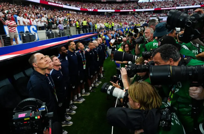 HLV Thomas Tuchel trong lúc cử quốc ca trước trận Anh thắng Croatia ở lượt đầu bảng L World Cup 2026 trên sân AT&T, Arlington, Texas, Mỹ ngày 17/6/2026. Ảnh: PA