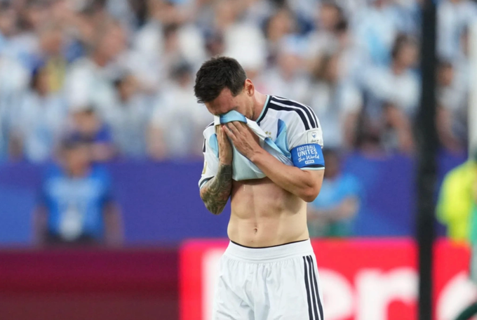 Lionel Messi khóc sau khi mở tỷ số trong trận Argentina thắng Algeria 3-0 ở lượt ra quân bảng J World Cup 2026 trên sân Kansas City ở Mỹ ngày 16/6/2026. Ảnh: Alamy