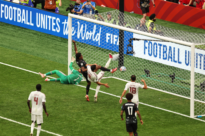 Jonathan David (thứ hai từ trái sang) ghi bàn nâng tỷ số lên 3-0 cho Canada trước sự truy cản của trung vệ Boualem Khoukhi. Ảnh: AP