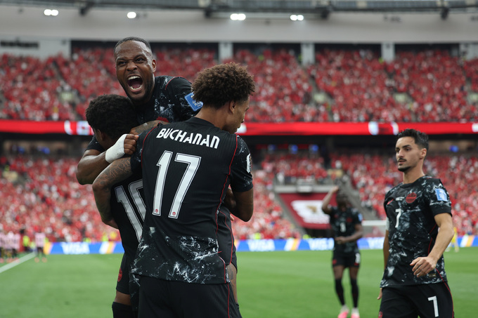Jonathan David (số 10) cùng Cyle Larin (trên cùng) và Tajon Buchanan mừng bàn nâng tỷ số lên 2-0 cho Canada trong trận thắng Qatar ở bảng B World Cup 2026 tại Vancouver, tỉnh bang British Columbia ngày 18/6. Ảnh: AP