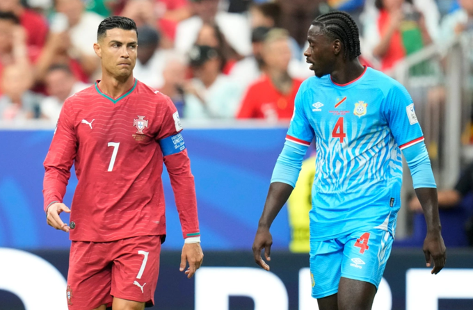 Cristiano Ronaldo (trái) và Axel Tuanzebe phản ứng trong trận Bồ Đào Nha hòa CHDC Congo ở lượt đầu bảng K World Cup 2026 tại Houston, Texas, Mỹ ngày 17/6/2026. Ảnh: AP