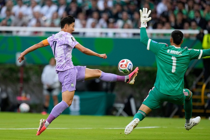 Son Heung-min (trái) tâng bóng qua đầu thủ môn Rangel ở phút 16 trận Hàn Quốc gặp Mexico ở lượt hai bảng A World Cup 2026, trên sân Gudalajara ở Mexico, ngày 18/6/2026. Ảnh: AP