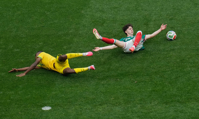 Sphephelo Sithole (trái) tranh chấp bóng với Brian Gutierrez trong trận đấu bảng A World Cup 2026 giữa Nam Phi và Mexico tại Mexico City ngày 11/6/2026. Ảnh: AP