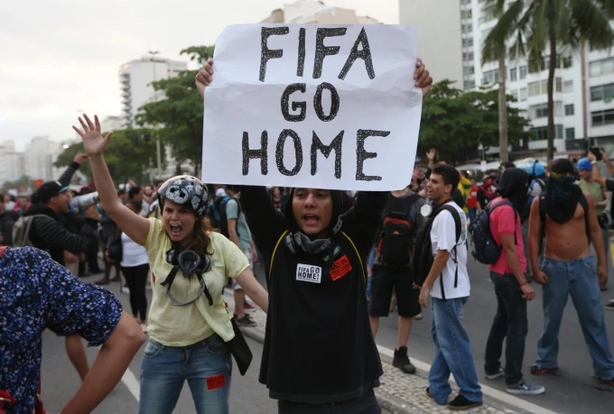 Một người biểu tình cầm biểu ngữ phản đối FIFA tại Rio de Janeiro, Brazil, dịp World Cup 2014. Ảnh: Joe Raedle