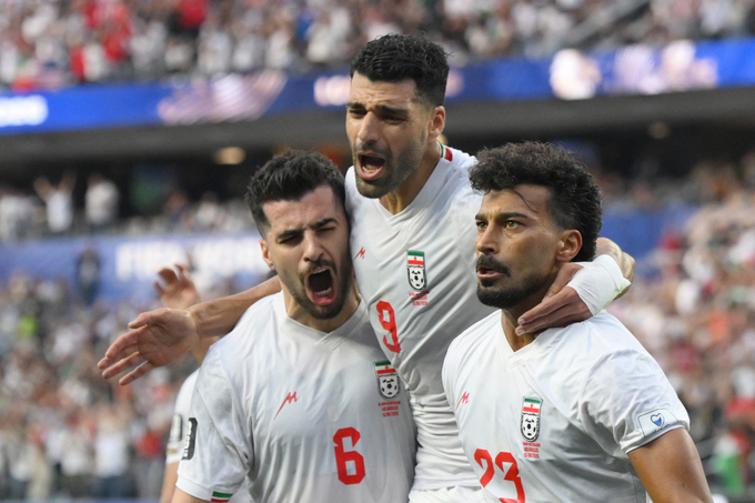 Hậu vệ số 23 của Iran, Ramin Rezaeian, ăn mừng cùng đồng đội sau khi ghi bàn thắng đầu tiên cho đội nhà trong trận đấu với New Zealand tại Sân vận động Los Angeles ở Inglewood ngày 15/6. Ảnh: AFP