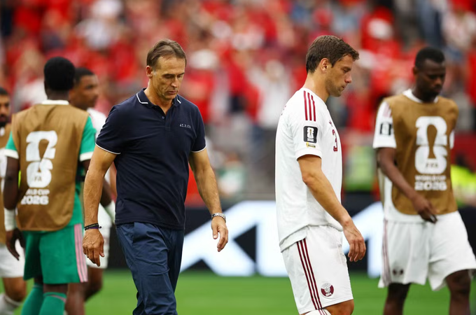 HLV Julen Lopetegui (áo đen) và các cầu thủ Qatar thất vọng sau trận thua Canada 0-6 ở lượt hai bảng B World Cup 2026 tại Vancouver, tỉnh bang British Columbia ngày 18/6/2026. Ảnh: Reuters