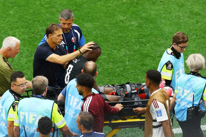 HLV Julen Lopetegui an ủi khi Ismael Kone rời sân bằng cáng. Ảnh: Reuters