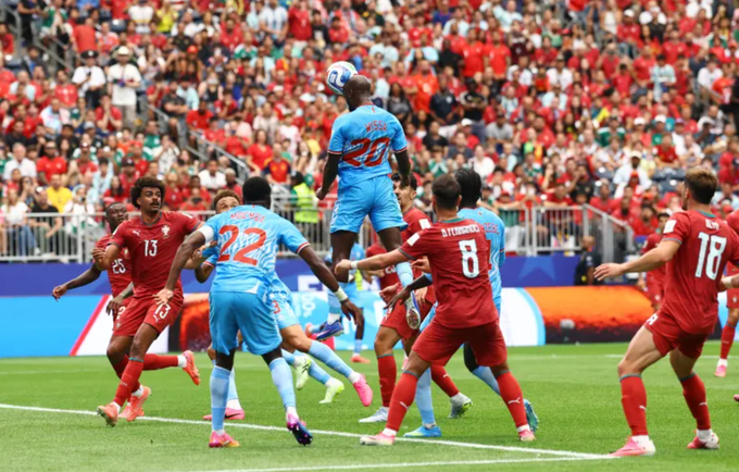 Yoane Wissa bật cao đánh đầu ghi bàn trong trận CHDC Congo hòa Bồ Đào Nha ở lượt đầu bảng K World Cup 2026 tại Houston, Texas, Mỹ ngày 17/6/2026. Ảnh: Reuters