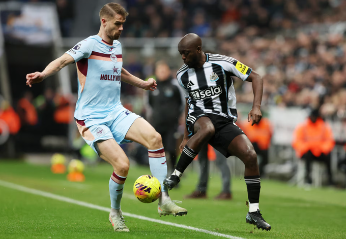 Yoane Wissa (phải) tranh chấp bóng với Kristoffer Ajer trong trận Newcastle gặp Brentford tại tại sân St James’ Park, Newcastle, Anh ngày 7/2/2026. Ảnh: Reuters