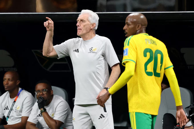 HLV Hugo Broos chỉ đạo trong trận Nam Phi hòa CH Czech ở lượt hai bảng A World Cup 2026 trên sân Mercedes-Benz, Atlanta, Georgia, Mỹ ngày 18/6/2026. Ảnh: Reuters