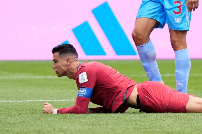Cristiano Ronaldo nằm sân trong trận Bồ Đào Nha hòa CHDC Congo ở lượt đầu bảng K World Cup 2026 tại Houston, Texas, Mỹ ngày 17/6/2026. Ảnh: AP