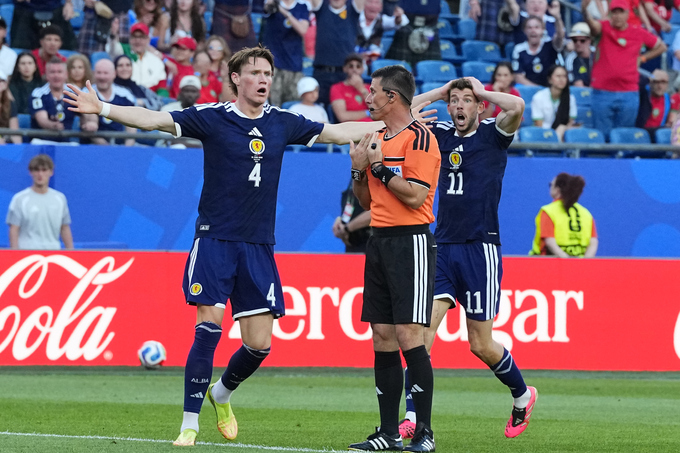 Cầu thủ Scotland Scott McTominay (trái) và Ryan Christie (phải) phản ứng với trọng tài Ilgiz Tantashev trong trận thua Morocco 0-1 ở lượt hai bảng C World Cup 2026, trên sân Boston ở Mỹ ngày 19/6/2026. Ảnh: AP