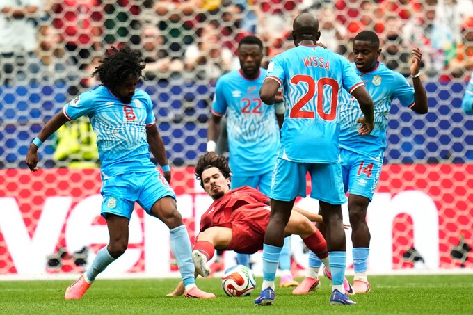 Vitinha (dưới) tranh bóng với Samuel Moutoussamy trong trận Bồ Đào Nha hòa CHDC Congo 1-1 ở bảng K World Cup 2026 trên sân Houston ngày 17/6. Ảnh: AP
