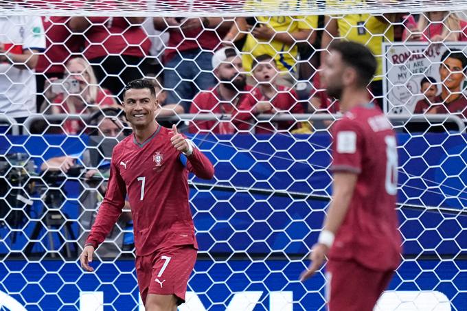 Cristiano Ronaldo ra hiệu cho một đồng đội trong trận đấu bảng K World Cup 2026 giữa Bồ Đào Nha và CHDC Congo tại Houston, ngày 17/6/2026. Ảnh: AP