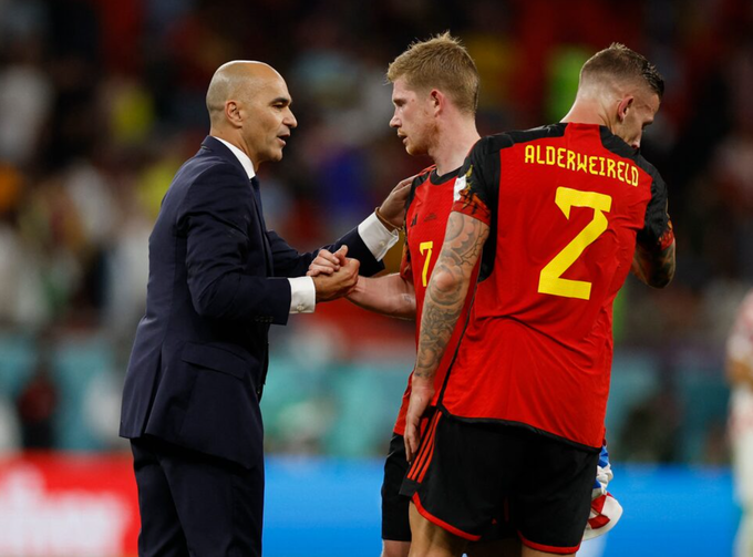 HLV Roberto Martinez bắt tay Kevin De Bruyne sau trận Bỉ hòa Croatia 0-0 tại vòng bảng World Cup 2022 tại sân Ahmad Bin Ali, Al Rayyan, Qatar, ngày 1/12/2022. Kết quả này khiến Bỉ bị loại ngay từ vòng bảng. Ảnh: Reuters