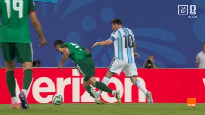 Messi đạp vào ống chân đối thủ trong trận ra quân World Cup 2026, nơi Argentina thắng Algeria 3-0 trên sân Kansas City, bang Missouri, ngày 16/6/2026.Ảnh chụp màn hình DAZN
