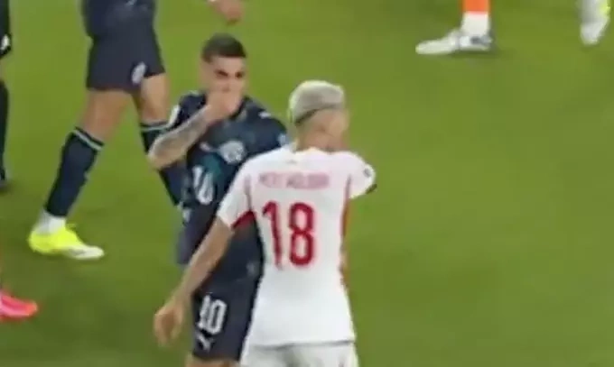 Almiron che miệng khi nói chuyện với Muldur trong trận đấu bảng D World Cup 2026 giữa Paraguay và Thổ Nhĩ Kỳ tại Santa Clara, California, gần San Francisco, Mỹ ngày 19/6. Ảnh:chụp màn hình