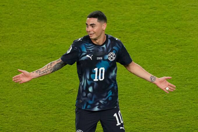 Miguel Almiron phản ứng sau khi nhận thẻ đỏ trong trận đấu bảng D World Cup 2026 giữa Paraguay và Thổ Nhĩ Kỳ tại Santa Clara, California, gần San Francisco, Mỹ ngày 19/6. Ảnh: AP