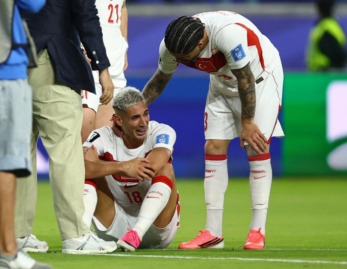 Mert Muldur (18) thất vọng sau thất bại của Thổ Nhĩ Kỳ trước Paraguay ở trận đấu bảng D World Cup 2026 tại Santa Clara, California, gần San Francisco, ngày 19/6. Ảnh: AP