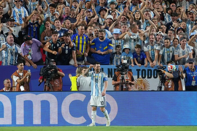 Tiền đạo Lionel Messi (số 10) ăn mừng sau khi ghi bàn thứ hai trong trận đấu thuộc bảng J World Cup 2026 giữa Argentina và Algeria tại Kansas City, bang Missouri, Mỹ, ngày 16/6/2026. Ảnh: AP