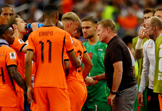 HLV Ronald Koeman nói chuyện với các học trò ở quãng thời gian tiếp nước trong trận Hà Lan – Nhật Bản trên sân Dallas, Arlington, Texas, Mỹ ngày 14/6/2026. Ảnh: Reuters