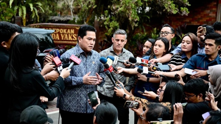 Bộ trưởng Bộ Thanh niên và Thể thao Erick Thohir trả lời báo chí hôm 19/6 (Ảnh: Ảnh: Presiden RI).