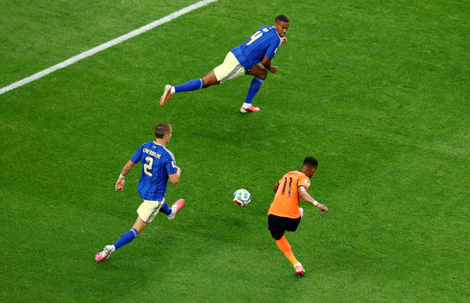 Cody Gakpo (áo cam) dứt điểm nâng tỷ số lên 4-0. Ảnh: Reuters