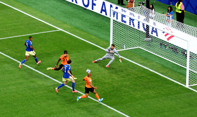 Brian Brobbey đệm bóng mở tỷ số trong trận Hà Lan thắng Thụy Điển 5-1 ở lượt hai bảng F World Cup 2026 trên sân NRG, Houston, Texas, Mỹ ngày 20/6/2026. Ảnh: Reuters