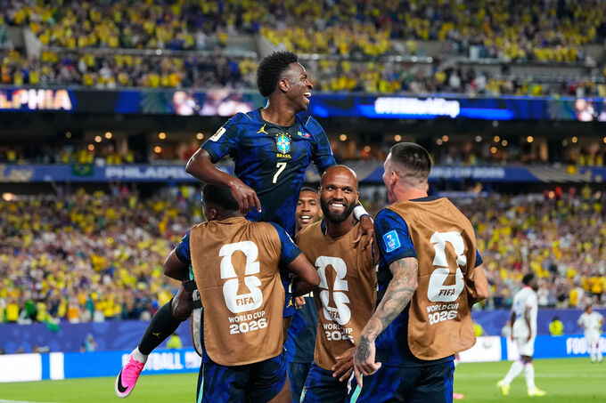 Vinicius Junior mừng bàn nâng tỷ số lên 3-0 cho Brazil trong trận gặp Haiti. Ảnh: AP