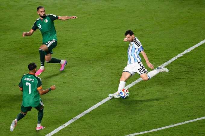 Lionel Messi dứt điểm đánh bại hàng thủ Algeria, ấn định chiến thắng 3-0 ở trận mở màn bảng J World Cup 2026 trên sân Kansas City, bang Missouri, ngày 16/6. Ảnh: AP