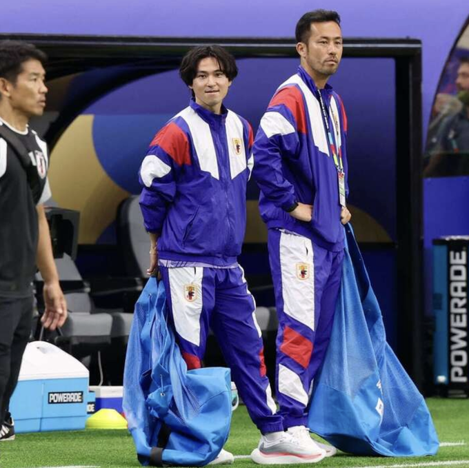 Takumi Minamino (giữa) và Maya Yoshida (phải) chờ nhặt bóng sau khi Nhật Bản khởi động trước trận gặp Hà Lan ở lượt ra quân bảng F World Cup 2026 trên sân Dallas ở Mỹ ngày 14/6/2026. Ảnh: Sankei Sports