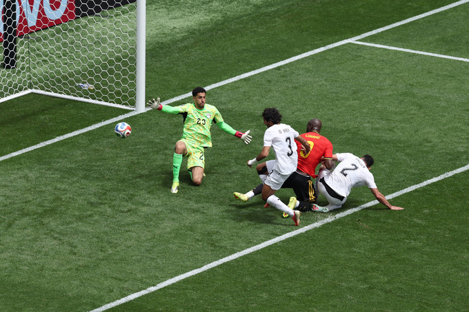 Hậu vệ Mohamed Hany (số 3) phản lưới nhà trước sự áp sát của tiền đạo Romelu Lukaku (số 9), khiến thủ môn Mostafa Shoubir không thể cứu thua trong trận Bỉ hòa Ai Cập 1-1 ở bảng G World Cup tại Seattle ngày 15/6/2026. Ảnh: AP