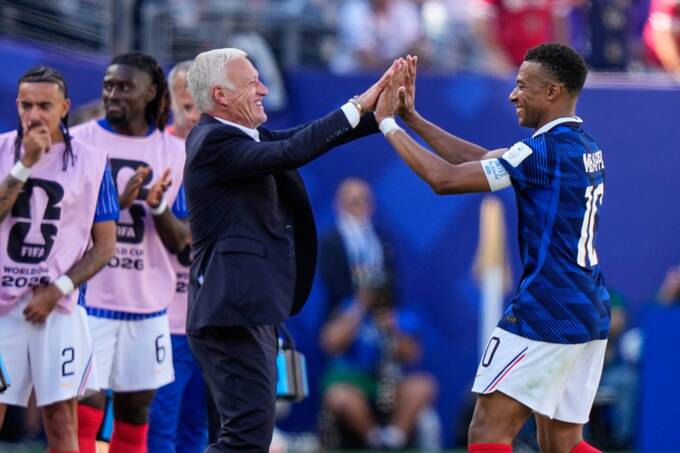 Tiền đạo Kylian Mbappe (phải) chia vui với HLV Didier Deschamps sau khi ghi bàn thứ ba, ấn định chiến thắng 3-1 cho Pháp trong trận ra quân gặp Senegal ở bảng I World Cup 2026 trên sân MetLife, New Jersey, Mỹ ngày 16/6/2026. Ảnh: AP