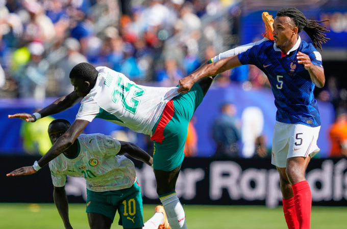 Cầu thủ Senegal tranh chấp bóng trong trận thua Pháp 1-3 ở lượt đầu bảng I World Cup 2026 trên sân MetLife, New Jersey, Mỹ ngày 16/6/2026. Ảnh: AP