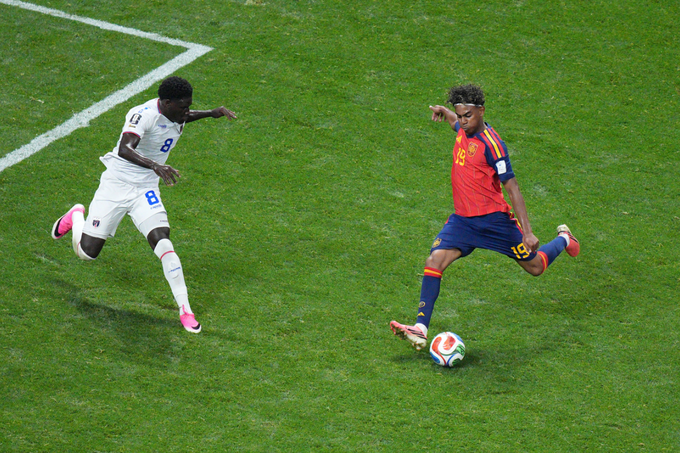 Lamine Yamal (phải) dứt điểm trong trận Tây Ban Nha hòa Cape Verde 0-0 ở lượt đầu bảng H World Cup 2026 tại Atlanta, Mỹ ngày 15/6/2026. Ảnh: AP